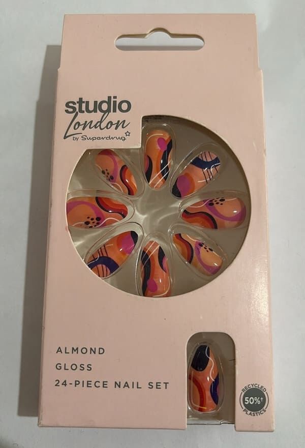 Superdrug Studio Takma Tırnak Almond Gloss