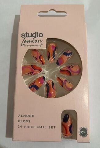 Superdrug Studio Takma Tırnak Almond Gloss